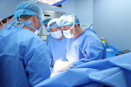 Đặt thể hang nhân tạo, bệnh nhân 61 tuổi bật tắt được 'bản lĩnh đàn ông'