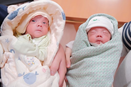Gần ba tháng nuôi sống cặp sinh non 27 tuần