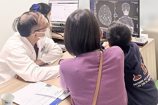 Bé trai 7 tuổi bị dị dạng mạch máu ở trán