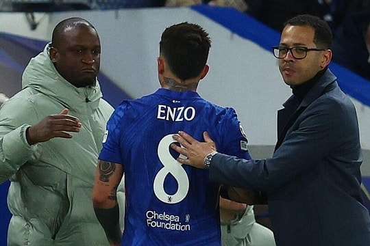 Chelsea treo giò đội phó hai trận vì 'thả thính' với Real