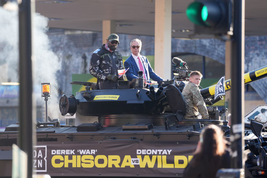 Võ sĩ quyền Anh đi xe tăng dự họp báo