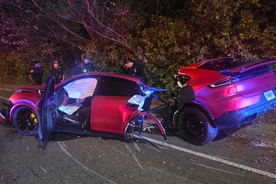 SUV thể thao gãy đôi sau va chạm, tài xế thoát nạn