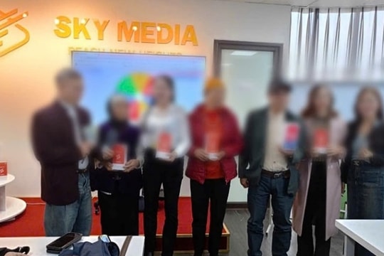 Sập bẫy đa cấp khi mua điện thoại cài app Sky Media