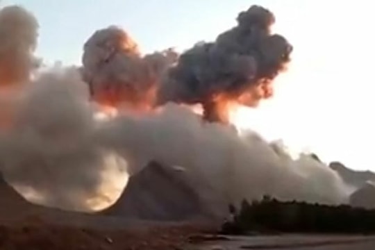 Khoảnh khắc 'căn cứ tên lửa' Iran trúng bom của Mỹ - Israel