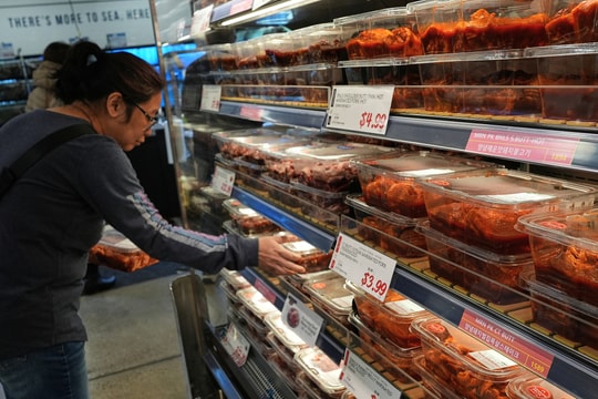 Hiệu ứng domino từ eo biển Hormuz tới bàn ăn của người Mỹ