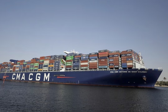 Tàu hàng Pháp đi qua eo biển Hormuz