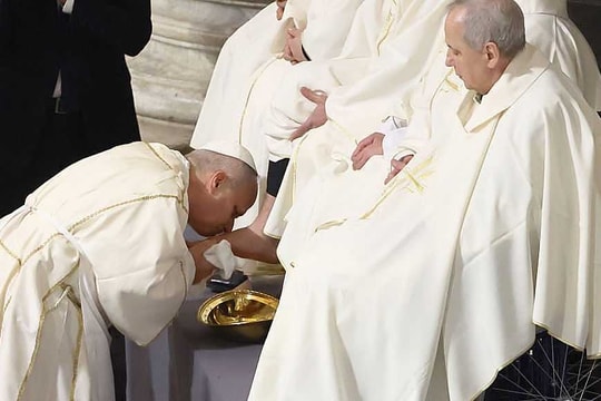 Giáo hoàng Leo XIV rửa chân cho 12 linh mục