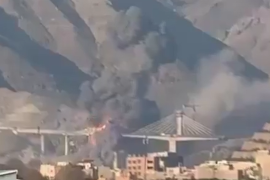 Ông Trump đăng video 'cây cầu lớn nhất ở Iran sụp đổ'