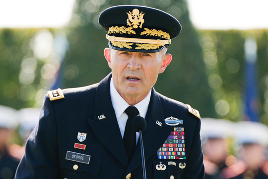 Tướng đứng đầu lục quân Mỹ mất chức
