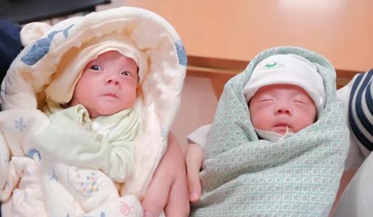 Hành trình kỳ diệu giành lại sự sống cho cặp song sinh sinh non 900 gram