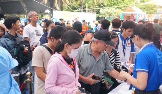 Người dân nhộn nhịp đi săn tour du lịch ưu đãi dịp 30-4 tại ngày hội ở TPHCM