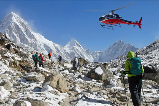 Kịch bản đầu độc, ép khách dùng trực thăng cứu hộ trên đỉnh Everest thu triệu USD