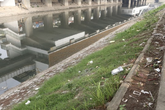 Tình trạng rác thải tái diễn trên sông Tô Lịch sau gần một năm cải tạo