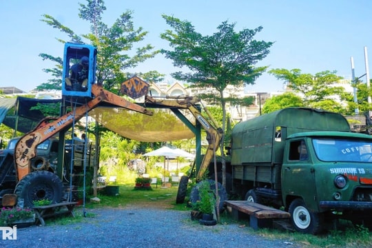 TPHCM: Chủ mang 20 xe phế liệu dựng quán cà phê tận thế, khách nói... u ám