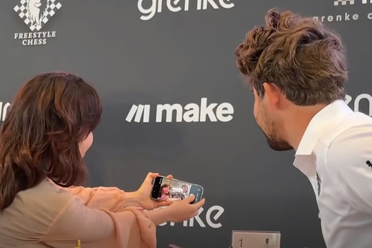 Selfie với Carlsen, nữ kỳ thủ bị tịch thu điện thoại