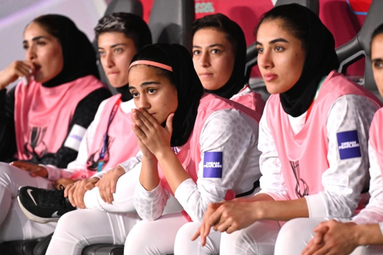 Áp lực của nữ cầu thủ Iran khi xin tị nạn rồi quay về từ Asian Cup