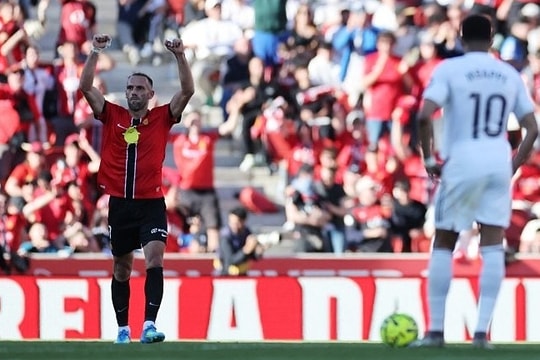 Real thua ở phút bù, hẹp cửa vô địch La Liga