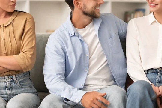 Đang ly thân, chồng tôi có được sống chung với người khác?