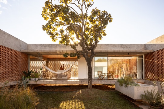 Nhà 420 m2 không cửa sổ, lấy sáng qua hàng nghìn khe gạch