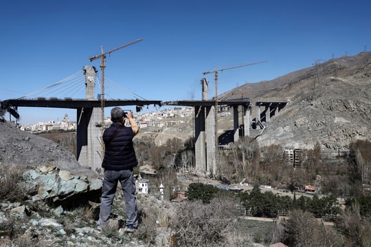 Người Iran bàng hoàng sau vụ Mỹ tập kích cầu lớn nhất cả nước