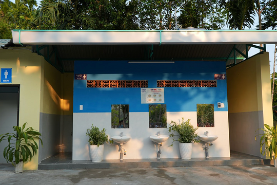 Học sinh Hrê Quảng Ngãi có nhà vệ sinh mới