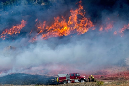 Cháy rừng bùng phát ở nam California, hàng nghìn người phải sơ tán