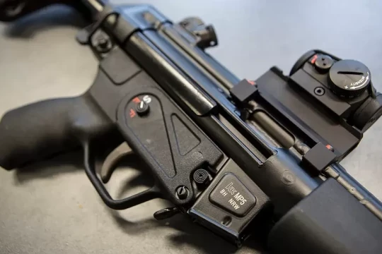 5 cảnh vệ mất việc vì 'quên' túi đựng đầy súng trước cửa nhà thị trưởng