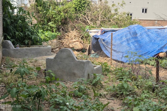 Tự ý xây mộ chắn lối vào đất sản xuất của 5 hộ dân