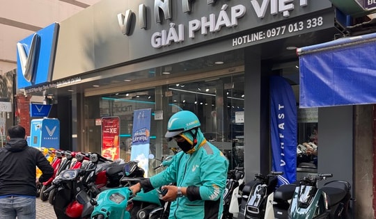 Đua nhau đổi xe máy điện, tài xế công nghệ phải chờ vài tuần mới được nhận xe