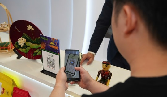 Du khách Trung Quốc có thể dùng ví điện tử Alipay để quét mã thanh toán tại Việt Nam