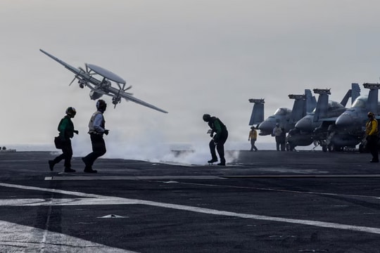 Mỹ giải cứu phi công: Iran bắn hạ trực thăng Black Hawk và máy bay C-130