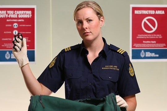 Khách kém tiếng Anh có bị hải quan sân bay kiểm tra điện thoại?