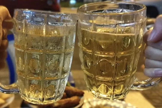 Vì sao nghiện bia nhưng lười uống nước?