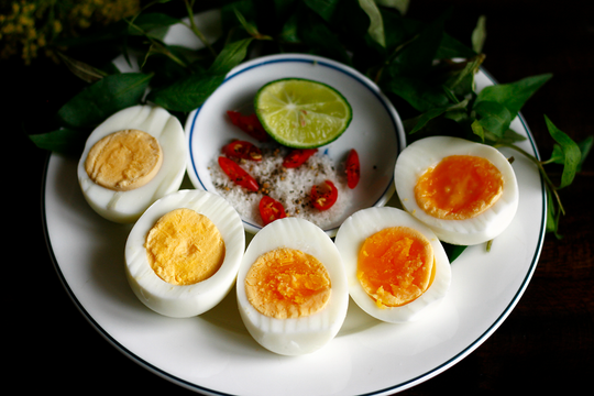 Ăn trứng mỗi ngày có tăng huyết áp, cholesterol?