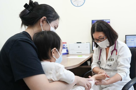 Thổi nguội thức ăn có lây bệnh tay chân miệng cho trẻ không?