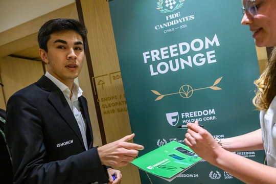 Kỳ thủ 20 tuổi tiếp tục gây bão tại giải cờ vua Candidates 2026