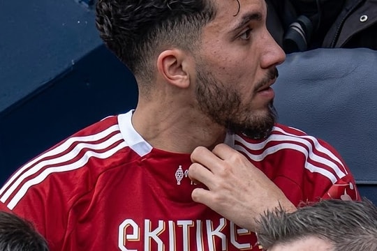 Ekitike bị chỉ trích vì đổi áo giữa trận thua đậm Man City