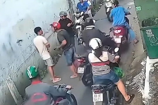 Bị đánh gục khi can ngăn cãi vã sau va chạm giao thông