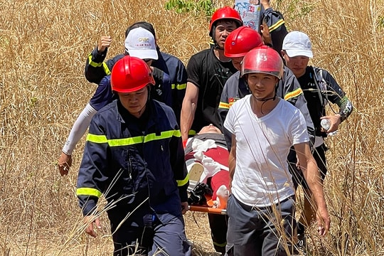 Cảnh sát giải cứu người phụ nữ Trung Quốc gặp nạn khi leo núi Dinh