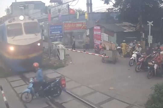 Bị tàu hỏa tông khi nghe điện thoại, vượt rào chắn