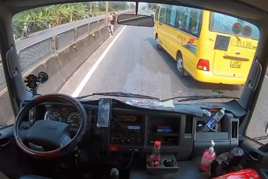 Biểu dương tài xế dừng xe giữa quốc lộ cứu bé gái