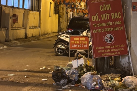 Bãi rác chình ình trước cổng khu dân cư văn hóa