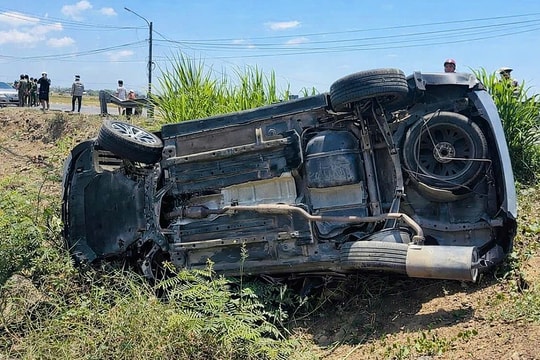 Ôtô chở 4 người lật sau tai nạn ở TP HCM