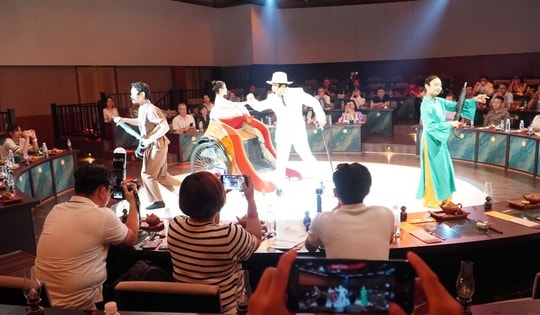 VIDEO: Show nghệ thuật, ẩm thực gần 2 triệu đồng ở trung tâm TPHCM có gì hấp dẫn?