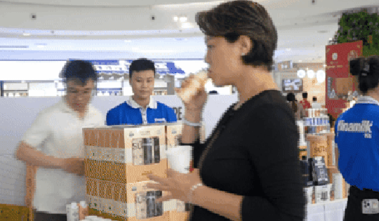 VIDEO: Gian hàng Vinamilk hút khách tại lễ hội "Tôn vinh cà phê - trà Việt"