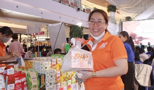 Khách tham quan hào hứng trải nghiệm sản phẩm mới tại gian hàng Saigon Co.op