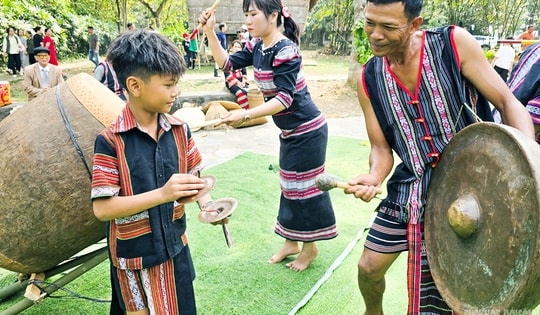 Theo nhịp cồng chiêng vào lễ cầu an của người S'tiêng