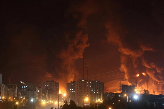 Israel tập kích dữ dội nhà máy hóa dầu lớn nhất Iran