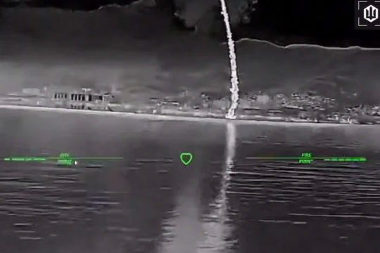 Cận cảnh Ukraine tập kích chính xác vào tàu hộ vệ tên lửa Nga