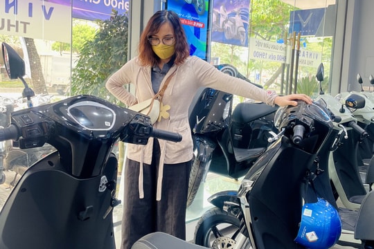 Làn sóng chuyển sang xe máy điện ở Hà Nội